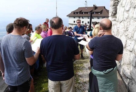 Bogoslužje so polepšali pevci mešanega cerkvenega pevskega zbora iz Cerkelj pod vodstvom prof. Damijana Močnika